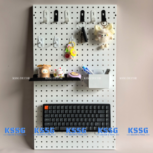 Tấm tôn đục lỗ Pegboard cài móc treo phụ kiện tại cửa hàng