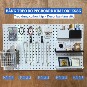 Tấm tôn đục lỗ Pegboard cài móc treo phụ kiện tại cửa hàng