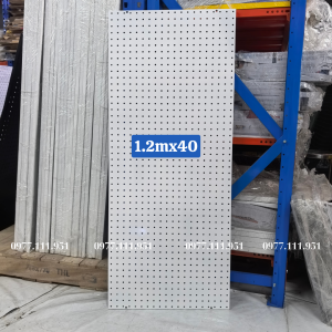 Tấm tôn đục lỗ cài móc treo phụ kiện