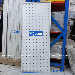 Tấm tôn đục lỗ cài móc treo phụ kiện