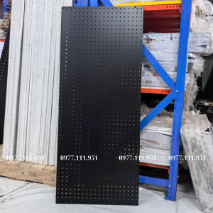 Tấm tôn đục lỗ cài móc treo phụ kiện