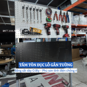 Tấm tôn đục lỗ cài móc treo phụ kiện
