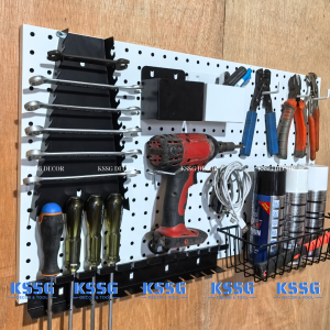 Tấm tôn đục lỗ Pegboard cài móc treo phụ kiện tại cửa hàng