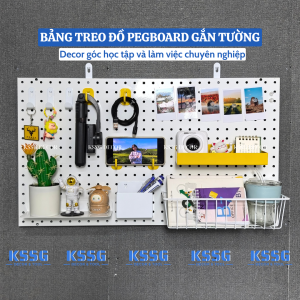 Tấm tôn đục lỗ Pegboard cài móc treo phụ kiện tại cửa hàng