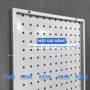 Tấm tôn đục lỗ Pegboard cài móc treo phụ kiện tại cửa hàng