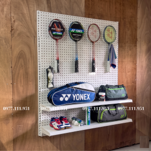 Kệ Pegboard gắn tường treo vợt cầu lồng