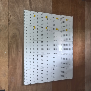 Kệ Pegboard gắn tường treo vợt cầu lồng