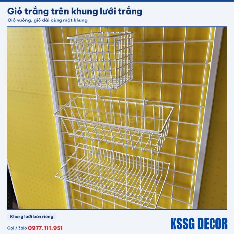 Giỏ cài lưới chữ nhật màu trắng gài trên khung lưới