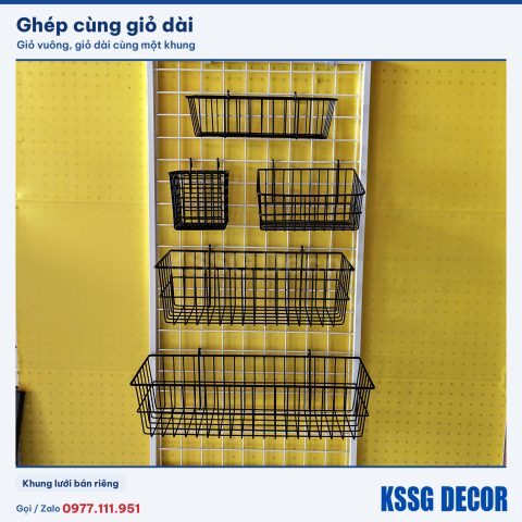 Giỏ cài lưới vuông màu đen gài trên khung lưới