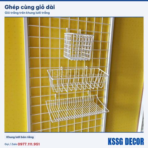 Giỏ cài lưới vuông màu trắng gài trên khung lưới