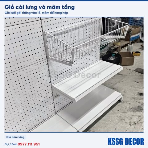 Kệ pegboard 120×180cm 1 tầng màu trắng, giỏ và mâm treo trên lưng