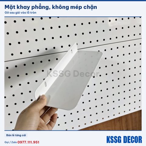 Cận cảnh khay chữ L không gờ màu trắng