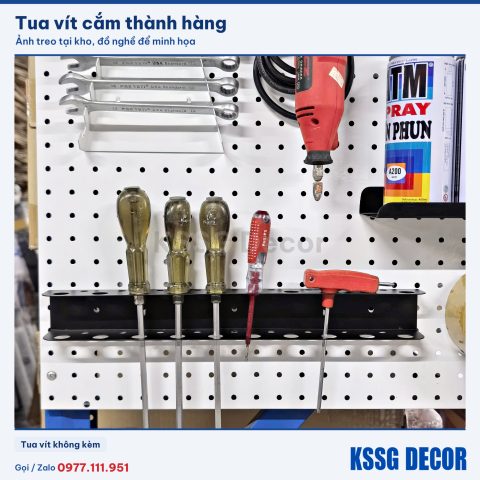 Khay tua vít lỗ tròn màu đen khi dùng thực tế