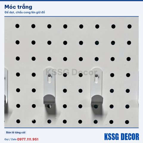 Móc chữ J màu trắng, ảnh thực tế