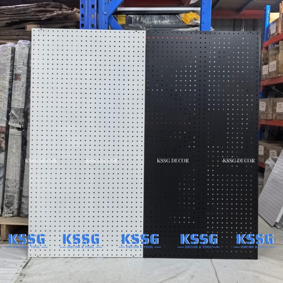 Tấm tôn đục lỗ tại cửa hàng