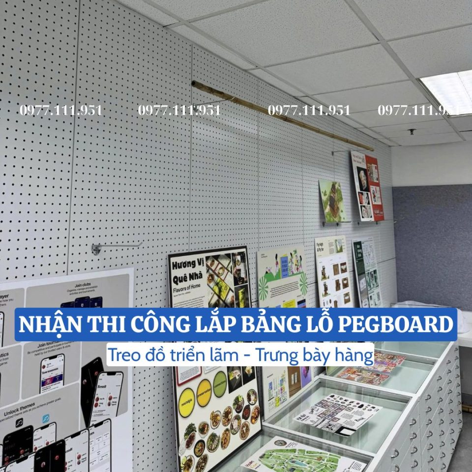 Tấm tôn đục lỗ cài móc treo phụ kiện