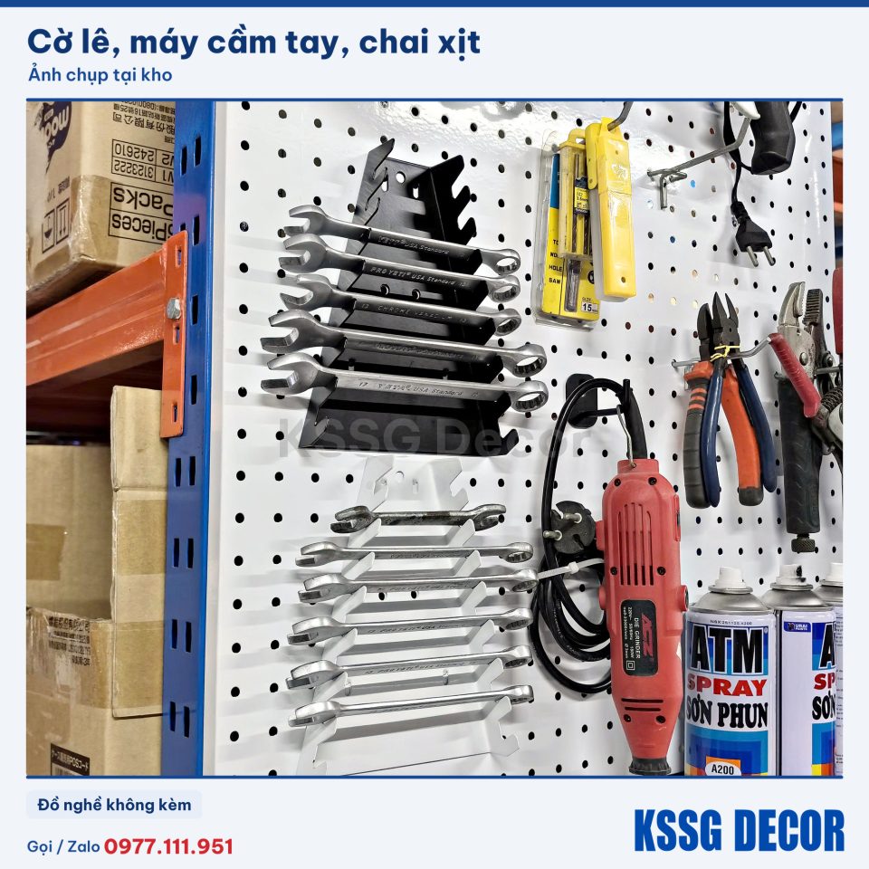 Khay cờ lê và móc treo đồ nghề gài trên tấm tôn lỗ tròn