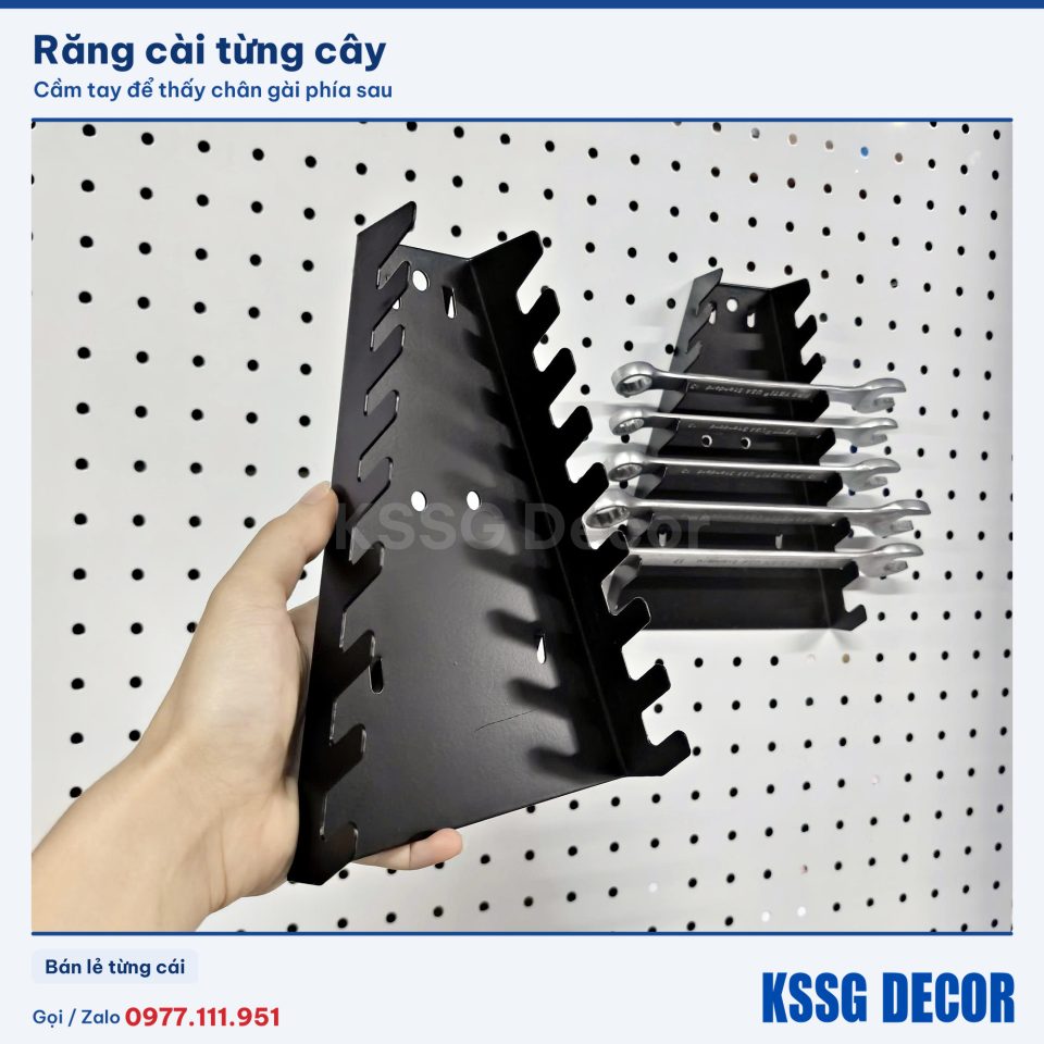 Khay cài cờ lê màu đen cầm trên tay, nhìn rõ các khe