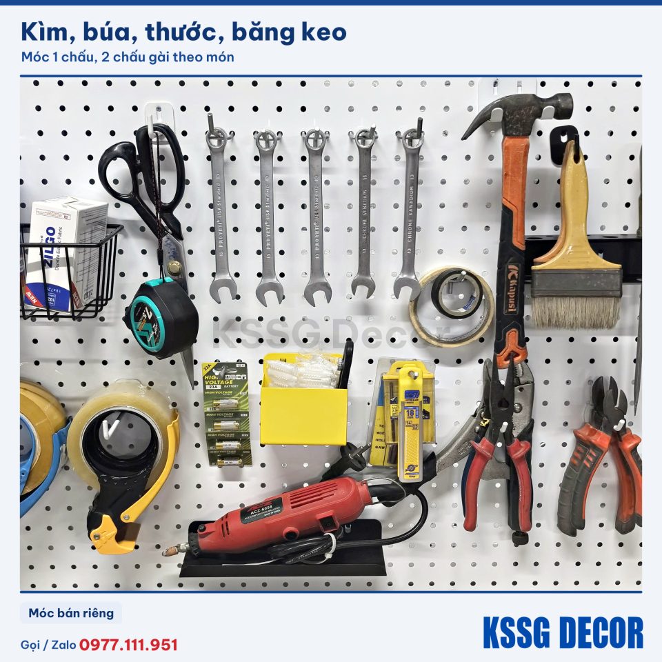 Kìm, búa, kéo và cờ lê treo bằng móc trên tấm tôn lỗ