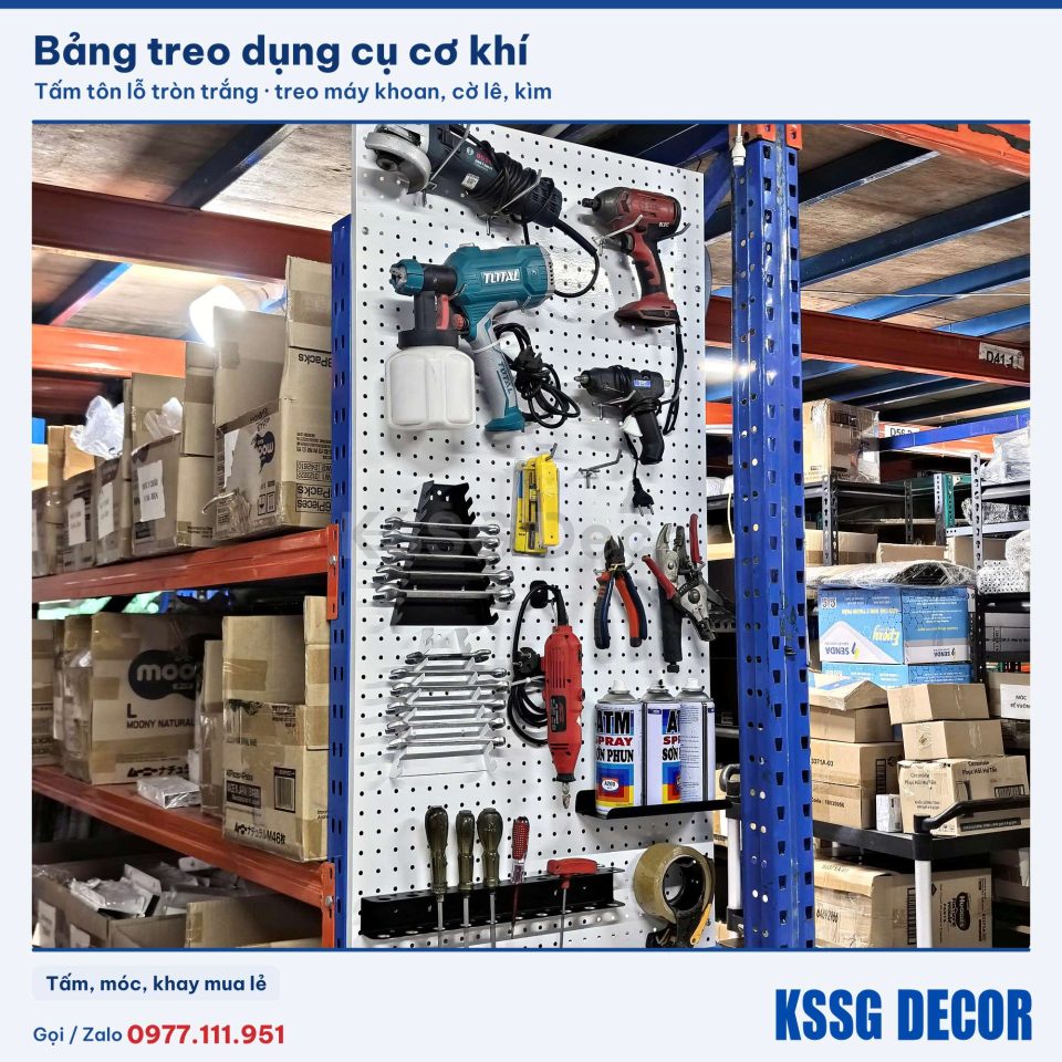 Bảng treo dụng cụ tấm tôn lỗ trắng tại kho, treo máy khoan, cờ lê, kìm