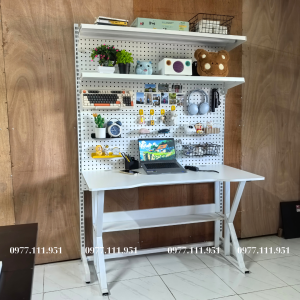 Kệ Pegboard áp tường làm bàn học