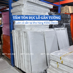 Tấm tôn đục lỗ cài móc treo phụ kiện