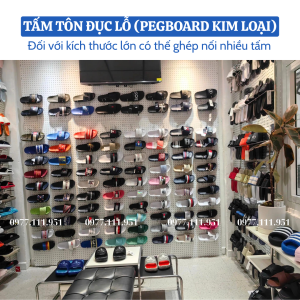 Tấm tôn đục lỗ cài móc treo phụ kiện